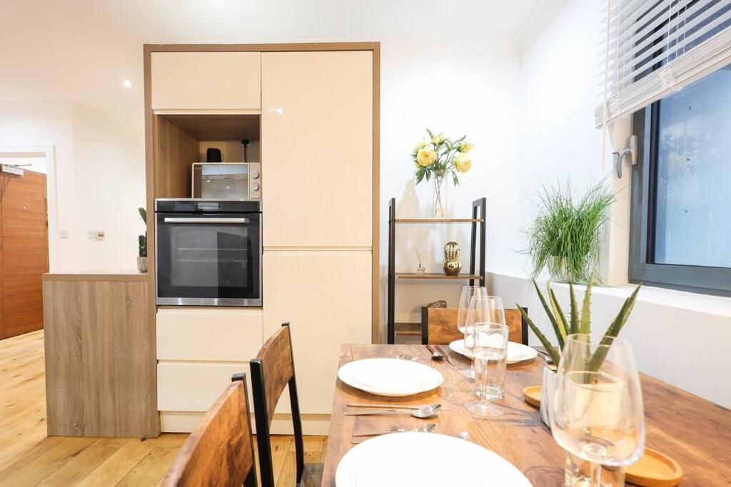 Апартаменты Centre, Spacious, Ensuite, Smart Tv, Sofa Bed *