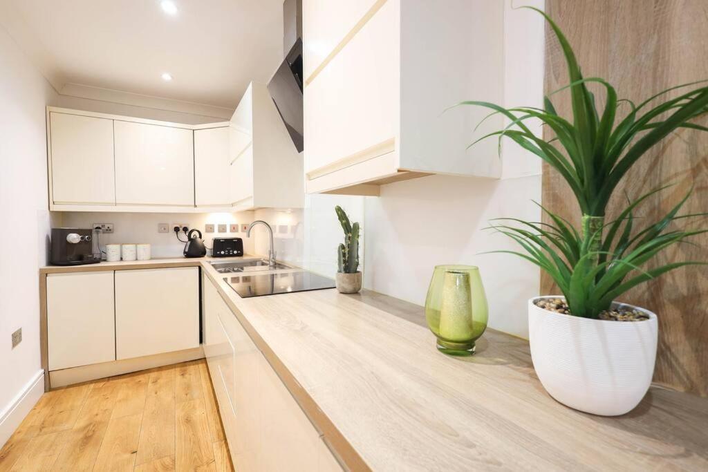 Centre, Spacious, Ensuite, Smart Tv, Sofa Bed Apartment *